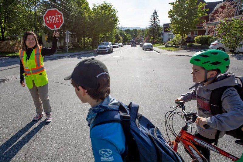 Sécurité scolaire : 65 brigadiers veillent sur les élèves de Sherbrooke